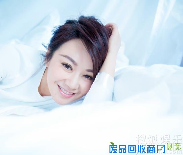 闫妮清新“暖窝”写真笑容温暖唤漂族平安回家