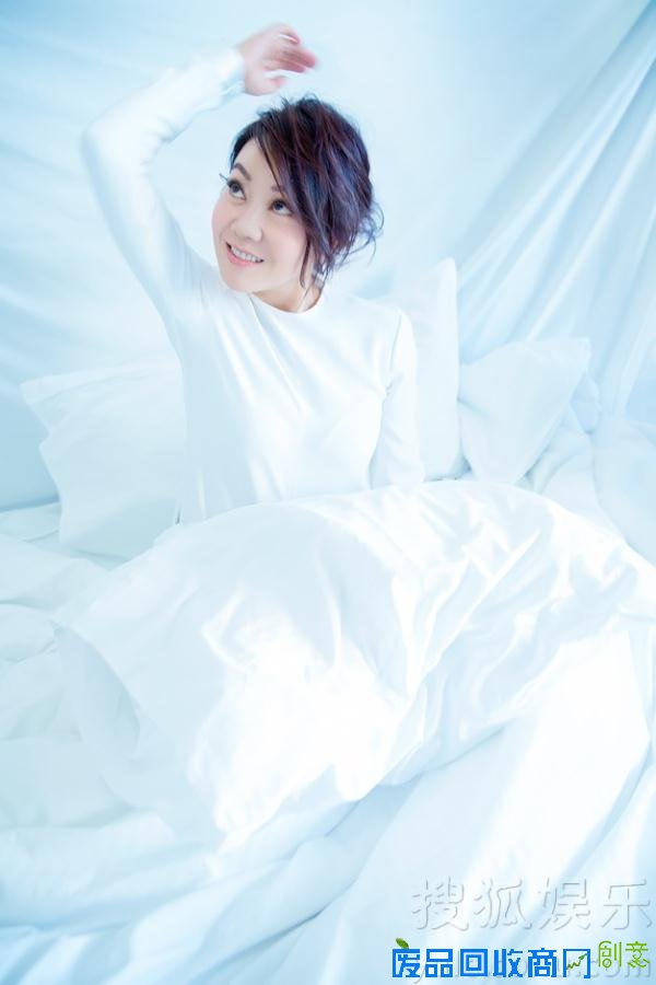 闫妮清新“暖窝”写真笑容温暖唤漂族平安回家