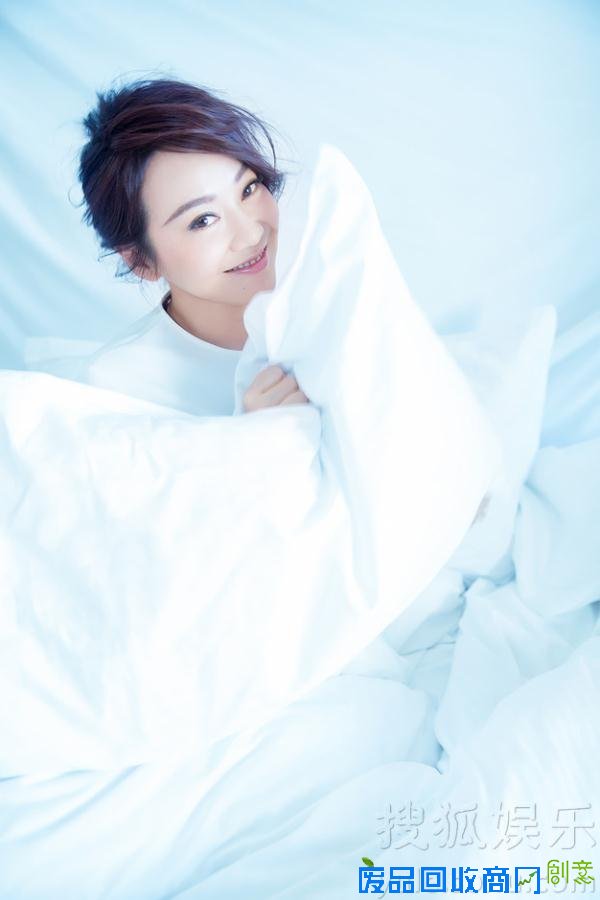 闫妮清新“暖窝”写真笑容温暖唤漂族平安回家