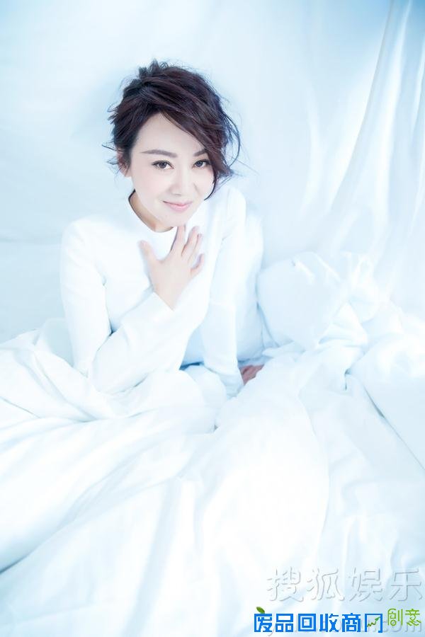 闫妮清新“暖窝”写真笑容温暖唤漂族平安回家