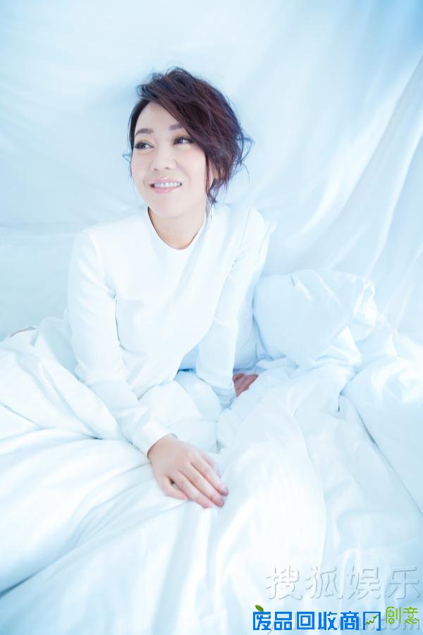 闫妮清新“暖窝”写真笑容温暖唤漂族平安回家