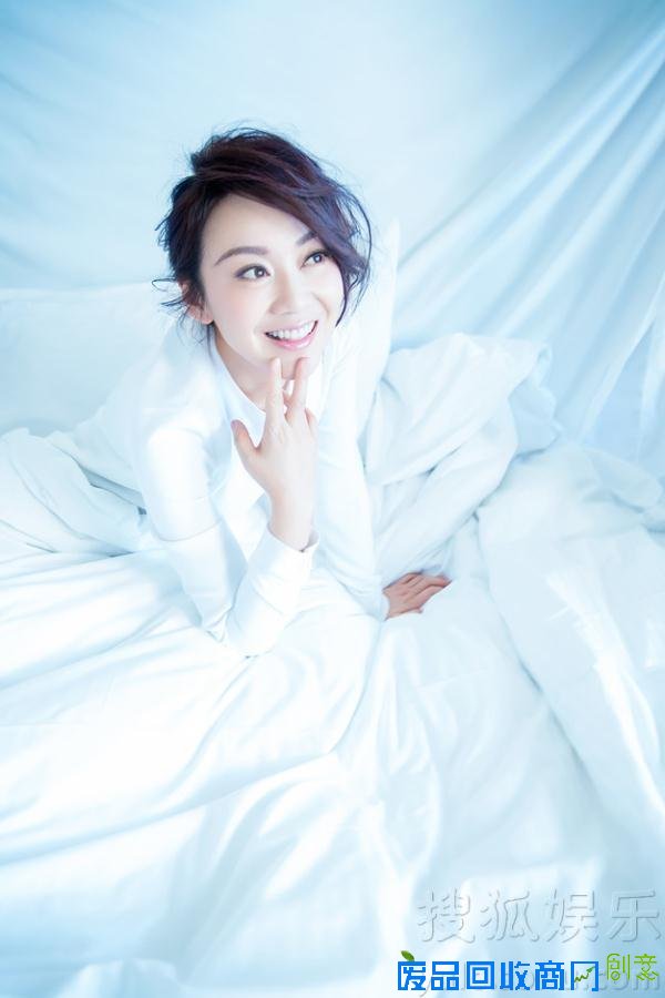 闫妮清新“暖窝”写真笑容温暖唤漂族平安回家