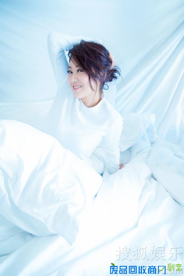 闫妮清新“暖窝”写真笑容温暖唤漂族平安回家