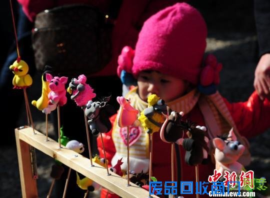 烟台毓璜顶庙会上，造型可爱的面塑吸引小游客。 王娇妮 摄