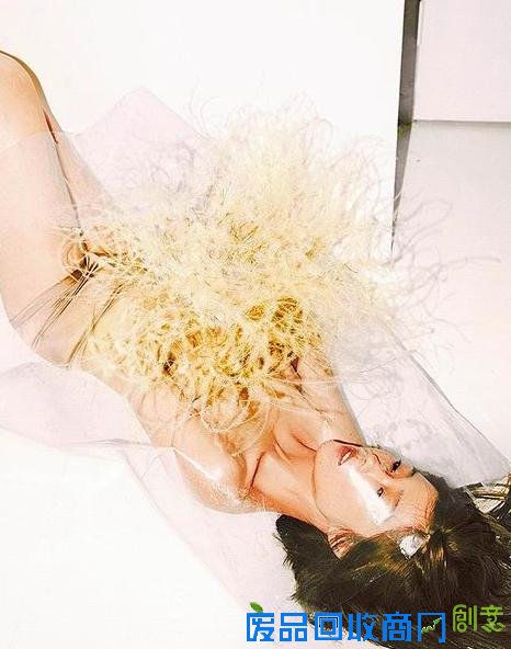 台女星李维维拍性感写真，最大尺度只穿C字裤…