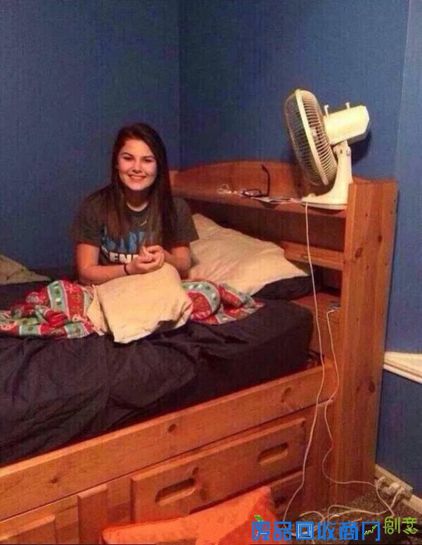 搞笑图片：夏天没口袋，但是我有胸