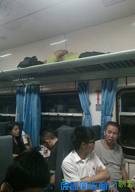 搞笑图片：夏天没口袋，但是我有胸