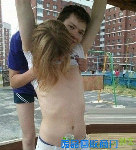 搞笑图片：夏天没口袋，但是我有胸