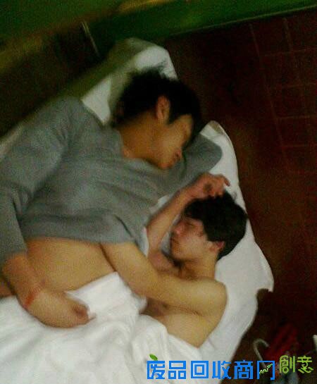 搞笑图片：夏天没口袋，但是我有胸