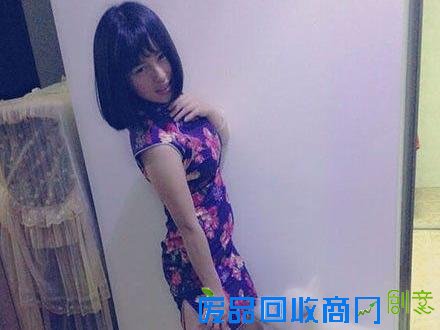 搞笑图片：夏天没口袋，但是我有胸