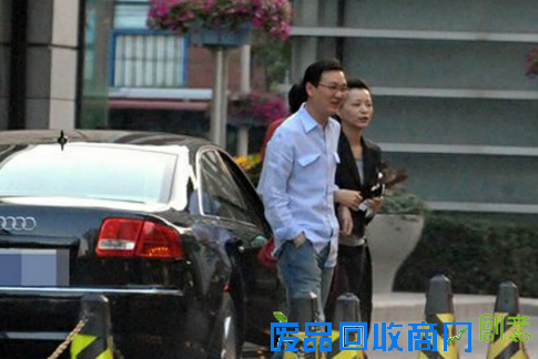 传董卿与继子亲密照曝光 宓春雷被指为绯闻丈夫