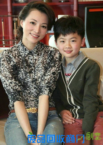 传董卿与继子亲密照曝光 宓春雷被指为绯闻丈夫