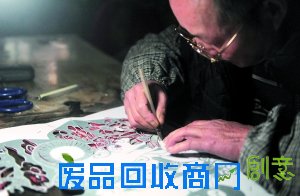 他们一家子剪出年味来