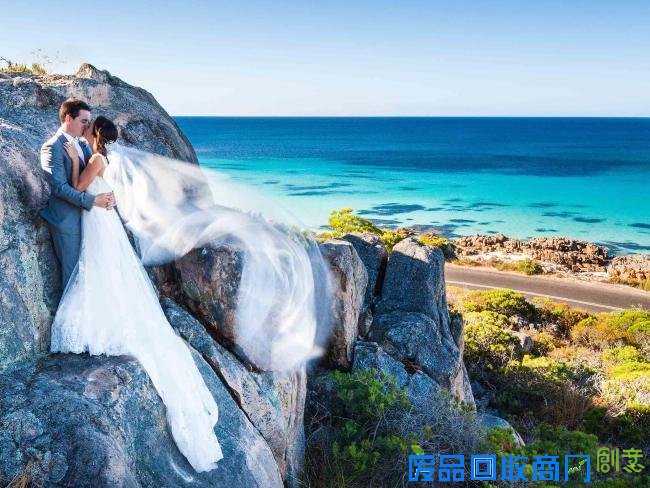 摄影师拍创意婚纱照 大白鲨“入镜”