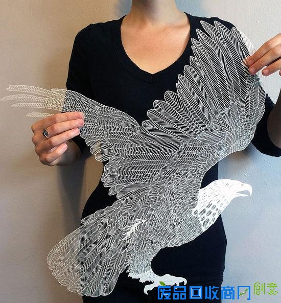 剪纸艺术家白纸上的奇思妙想