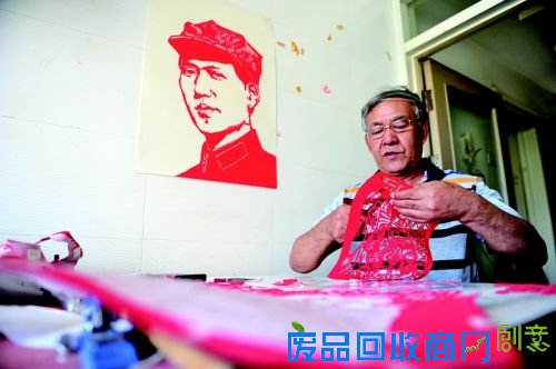 剪纸艺人筹备纪念抗战胜利70周年作品展