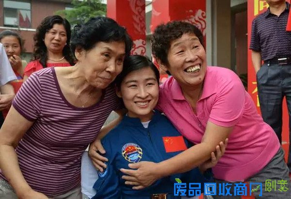 搞笑图片：妹子你在干嘛呢？可不能教坏小孩子啊