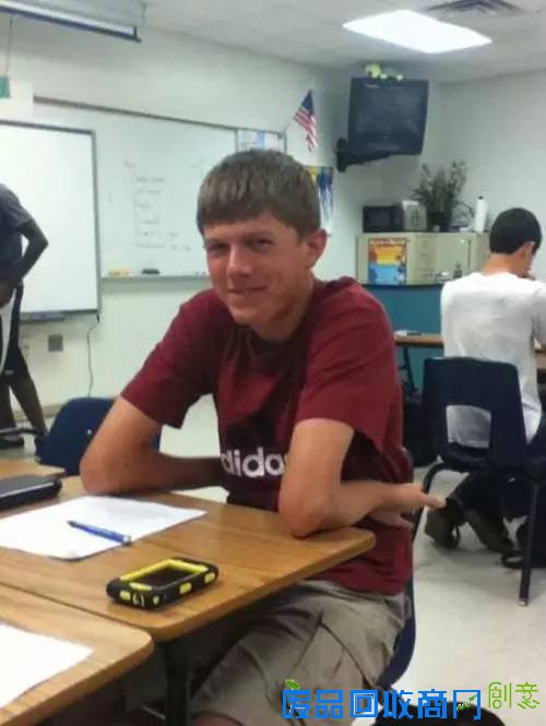 搞笑图片：妹子你在干嘛呢？可不能教坏小孩子啊