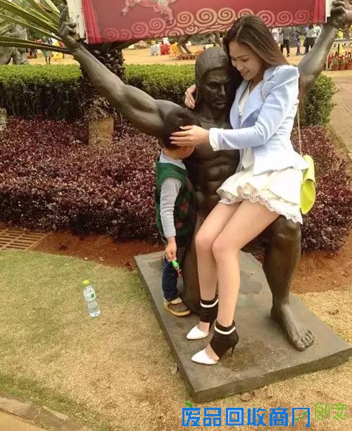 搞笑图片：妹子你在干嘛呢？可不能教坏小孩子啊