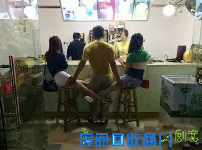 搞笑图片：妹子你在干嘛呢？可不能教坏小孩子啊