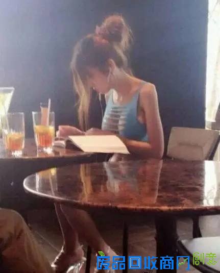 搞笑图片：妹子你在干嘛呢？可不能教坏小孩子啊