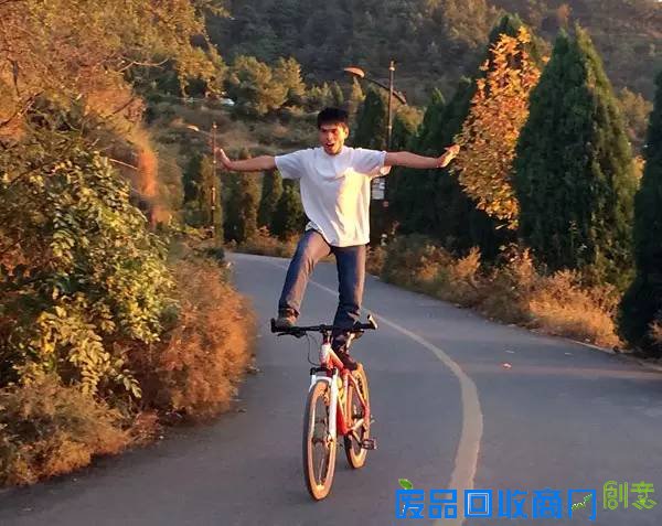 搞笑图片：妹子你在干嘛呢？可不能教坏小孩子啊