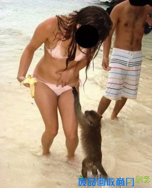 搞笑图片：妹子你在干嘛呢？可不能教坏小孩子啊