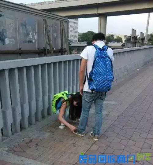 搞笑图片：妹子你在干嘛呢？可不能教坏小孩子啊