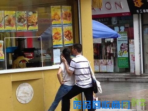 搞笑图片：妹子你在干嘛呢？可不能教坏小孩子啊