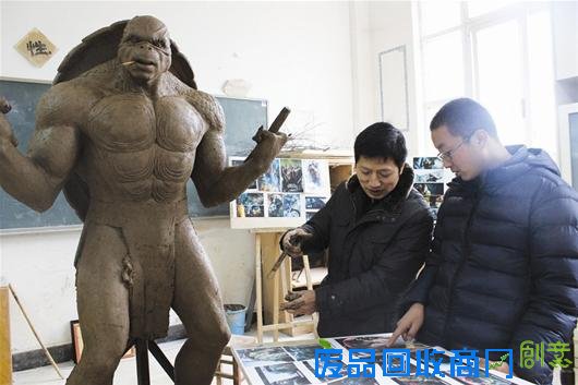 2米多高忍者神龟现大学校园 引师生围观