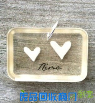 美女子卖纯手工母乳饰品生意火 有人赞酷有人批