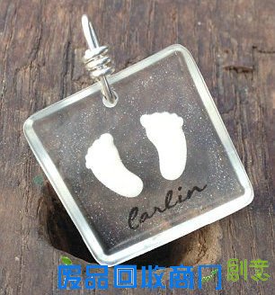 美女子卖纯手工母乳饰品生意火 有人赞酷有人批