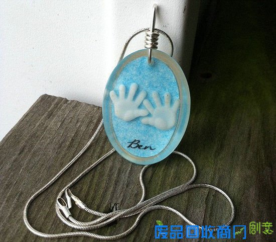 美女子卖纯手工母乳饰品生意火 有人赞酷有人批