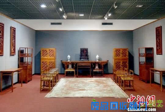 “紫檀的奥秘——中国紫檀博物馆馆藏珍品特展”21日起在广州艺术博物院举行,展览为期三个月,展品以“木中显贵”紫檀家具为主,将中国古典文化于方寸之间彰显毕露。 刘卫勇 摄 “紫檀的奥秘——中国紫檀博物馆馆藏珍品特展”21日起在广州艺术博物院举行,展览为期三个月,展品以“木中显贵”紫檀家具为主,将中国古典文化于方寸之间彰显毕露。 刘卫勇 摄