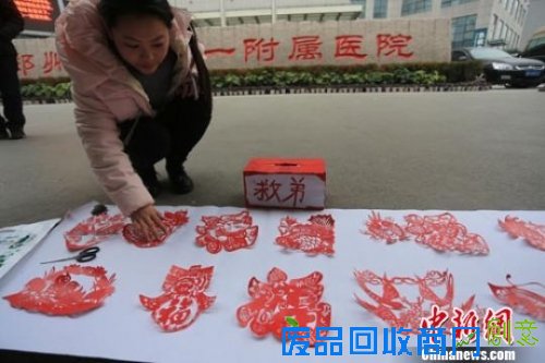 19岁女生寒冬卖剪纸救尿毒症弟弟引发捐助潮