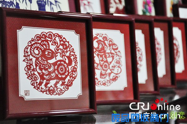 京城百工坊:爱创新的剪纸大师(图)