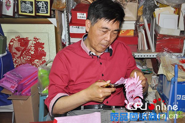 京城百工坊:爱创新的剪纸大师(图)