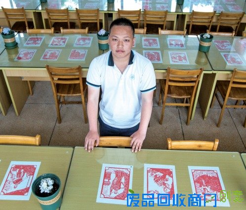 成绩垫底老师没放弃 学校为他办剪纸展