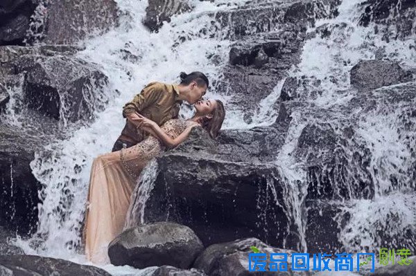 比周星驰《美人鱼》还梦幻的“人鱼婚纱照”