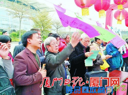 猜灯谜插春花 厦门两大元宵民俗受欢迎长盛不衰