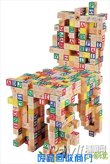 BRC Designs彩色字母方块组搭椅子