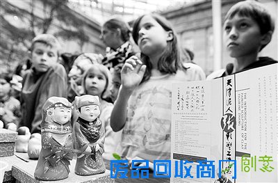 1月25日，在美国首都华盛顿的史密森学会美国艺术博物馆，当地儿童观看天津泥人张泥塑。