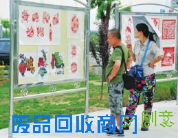 6月16日下午,由代县县委宣传部主办的全县“三个文化”剪纸作品展在滹沱河湿地公园广场开展。精美的作品吸引了广大党员干部和各界群众参观。