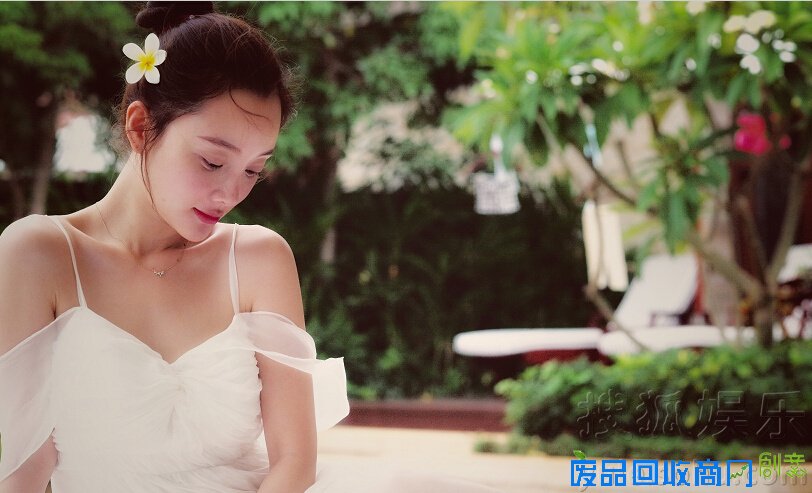 李小璐晒美照穿白裙秀香肩 称不化妆拍照是熊猫
