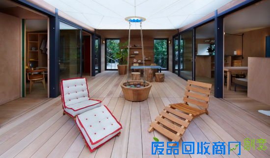 Louis Vuitton 请到意大利的手艺匠人，搭出法国女建筑师夏洛特·贝里安（Charlotte Perriand）在 1934 年构思的作品“水上之屋”。