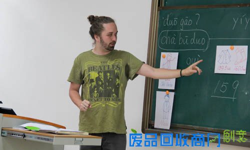 课堂上，洋学生积极用中文提问。（曹潇
