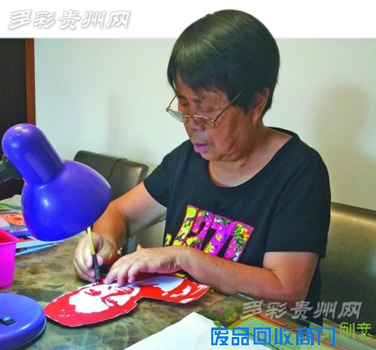 认真剪纸的邓蓉蓉