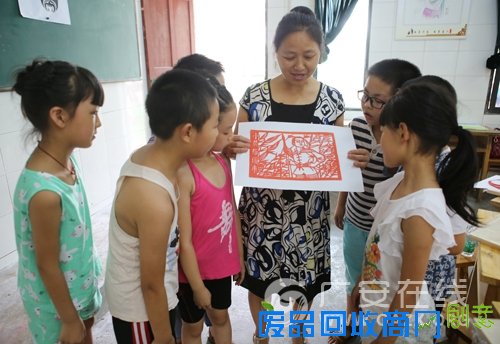 广安一教师创作剪纸作品纪念抗战胜利70周年（图）