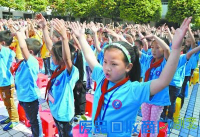 “你的光，是生命之光，照亮我们的每一天……”学生们齐唱加拿大籍志愿者Michael