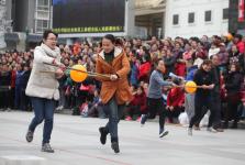 广西柳州：趣味竞技庆“三八”节